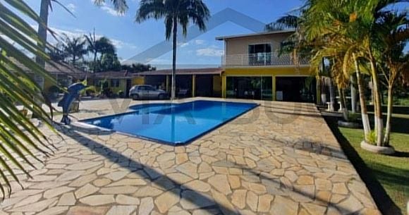 Grandiosa chácara rústica, moderna e sofisticada com salão de festas em Casa na Floresta. Ampla casa com piscina, suítes e quarto de hóspedes.